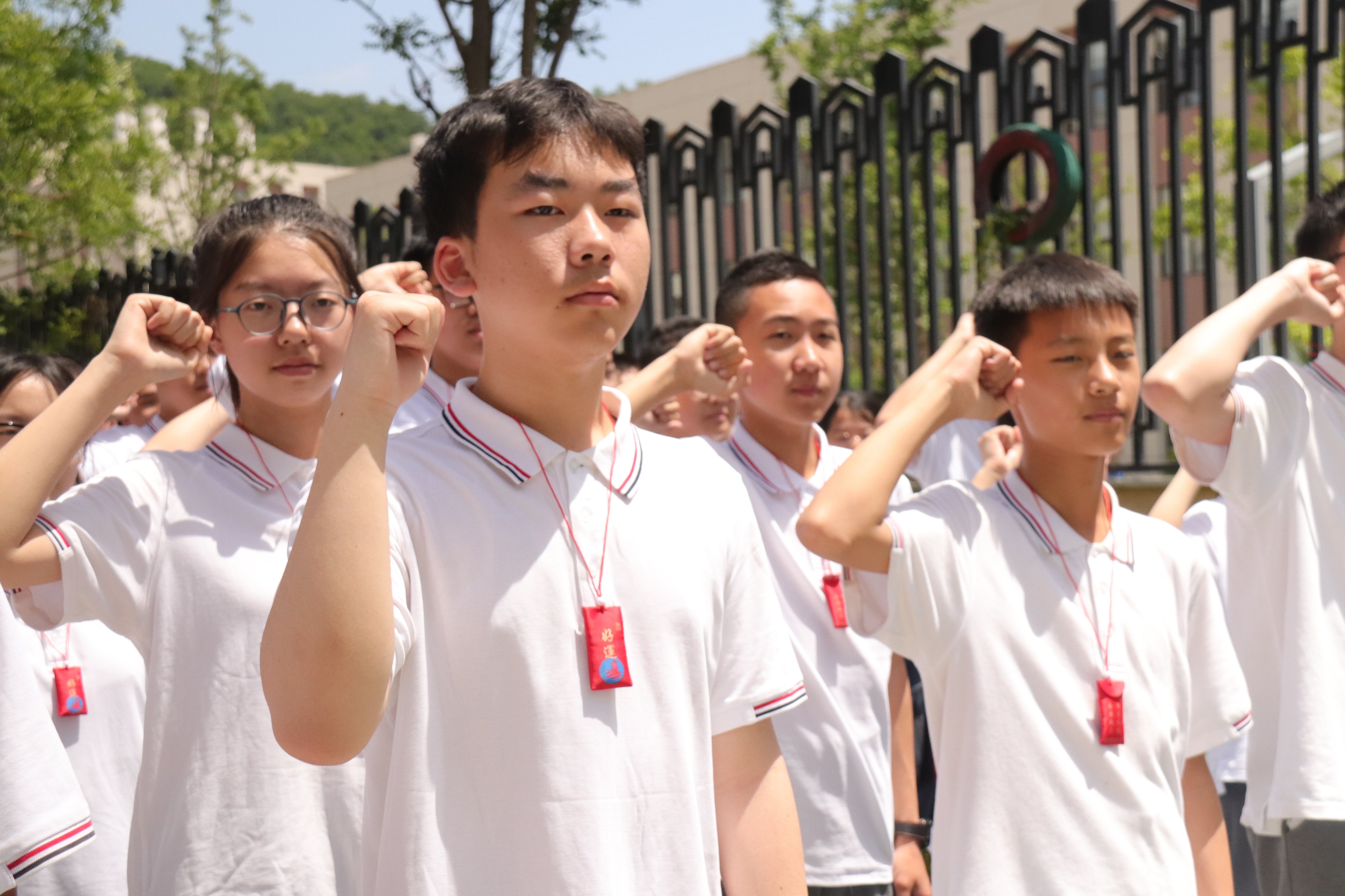 愛心送考，為夢護航----延安市新區(qū)培文學(xué)校地生送考紀(jì)實