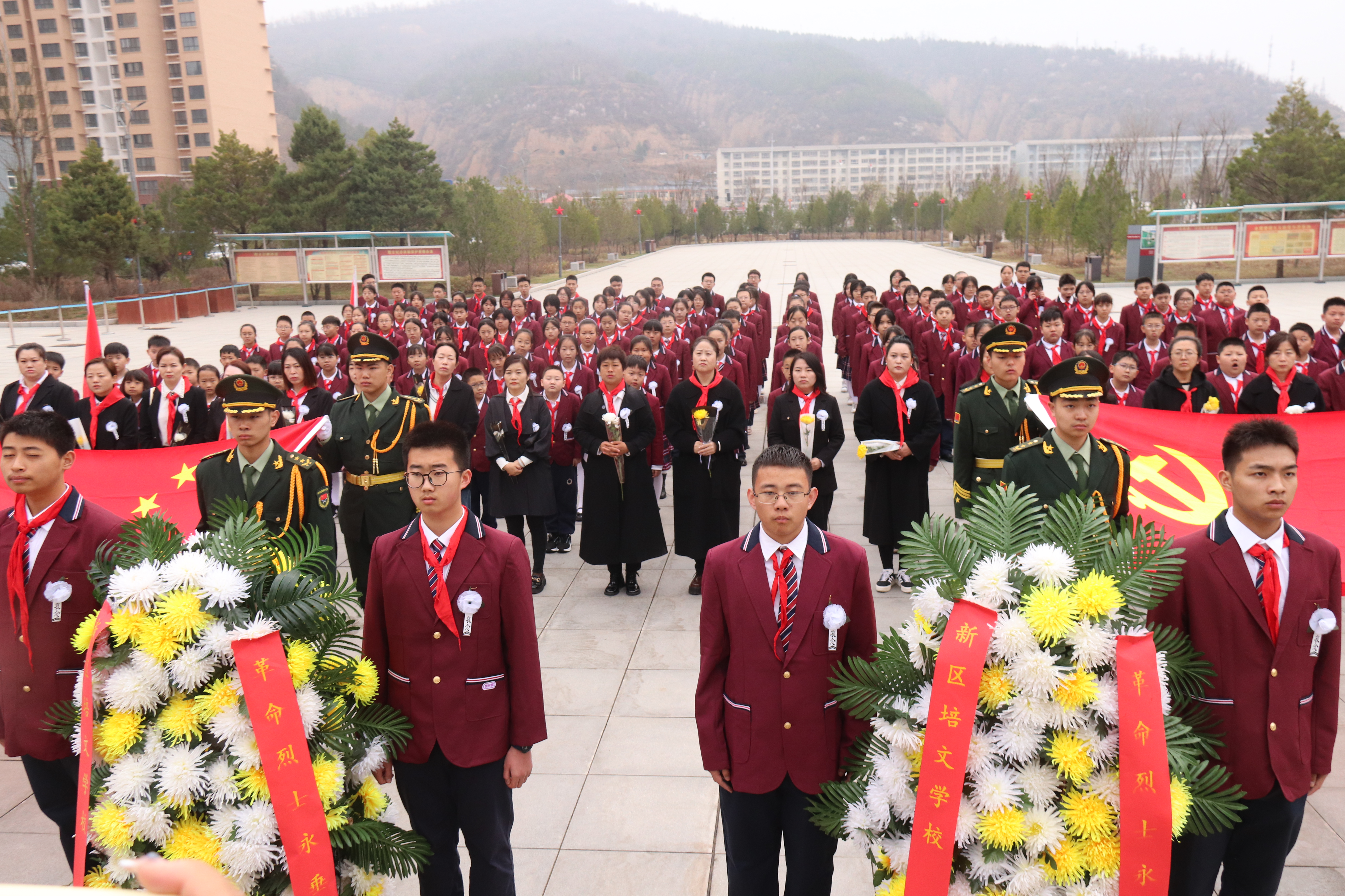 緬懷革命先烈 傳承紅色基因 ——延安市新區(qū)培文學(xué)校清明祭掃主題活動